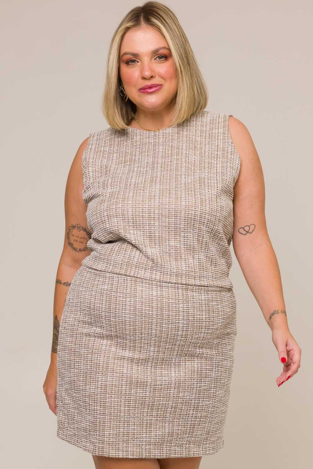 Saia Curta Plus Size Alfaiataria Ayla em Tweed Bege Cess