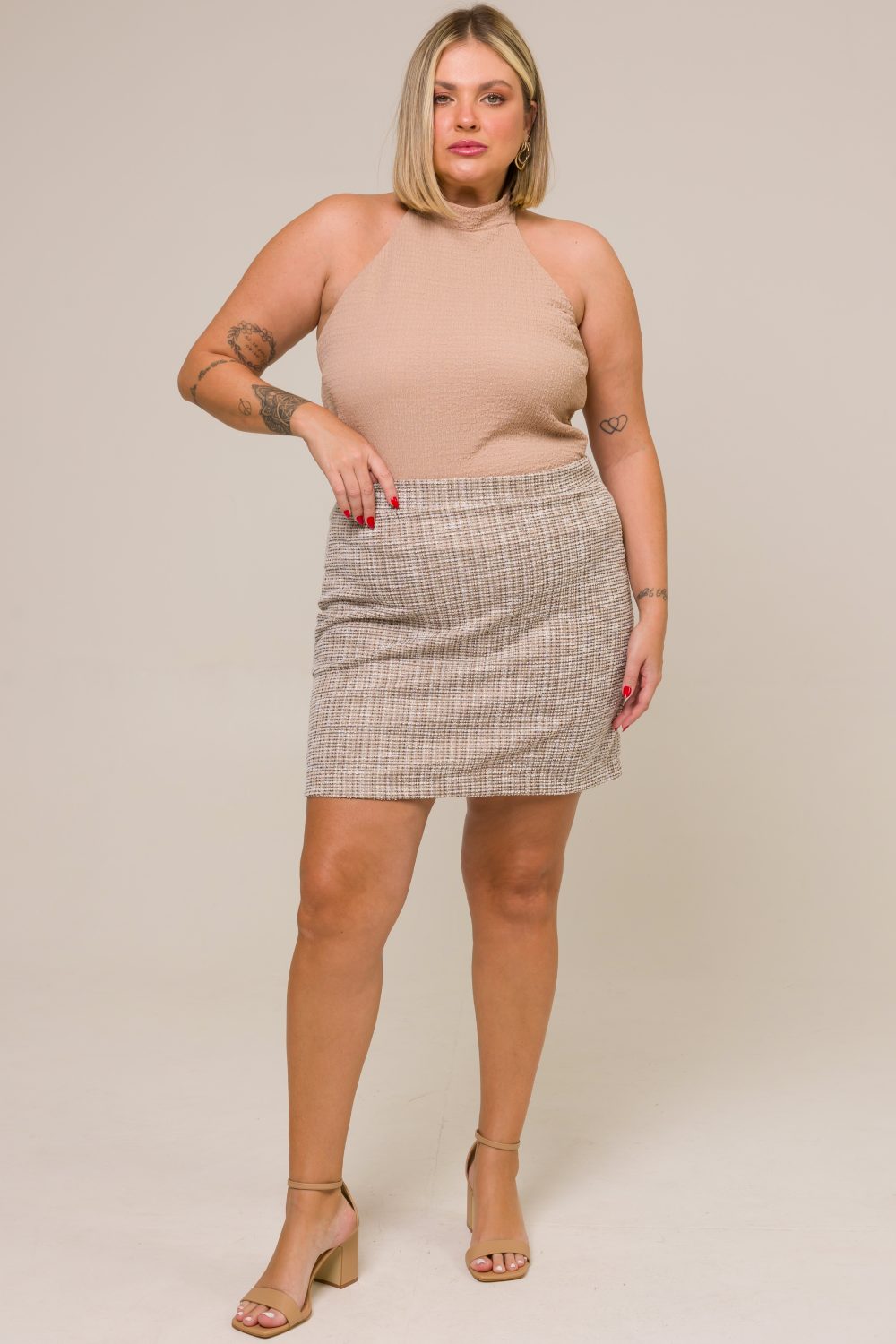 Saia Curta Plus Size Alfaiataria Ayla em Tweed Bege Cess