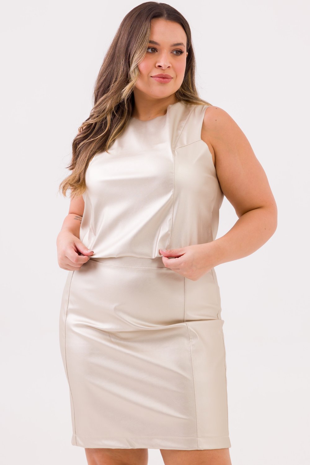 Saia Curta Plus Size Emílie PU Acetinado Cream Cess