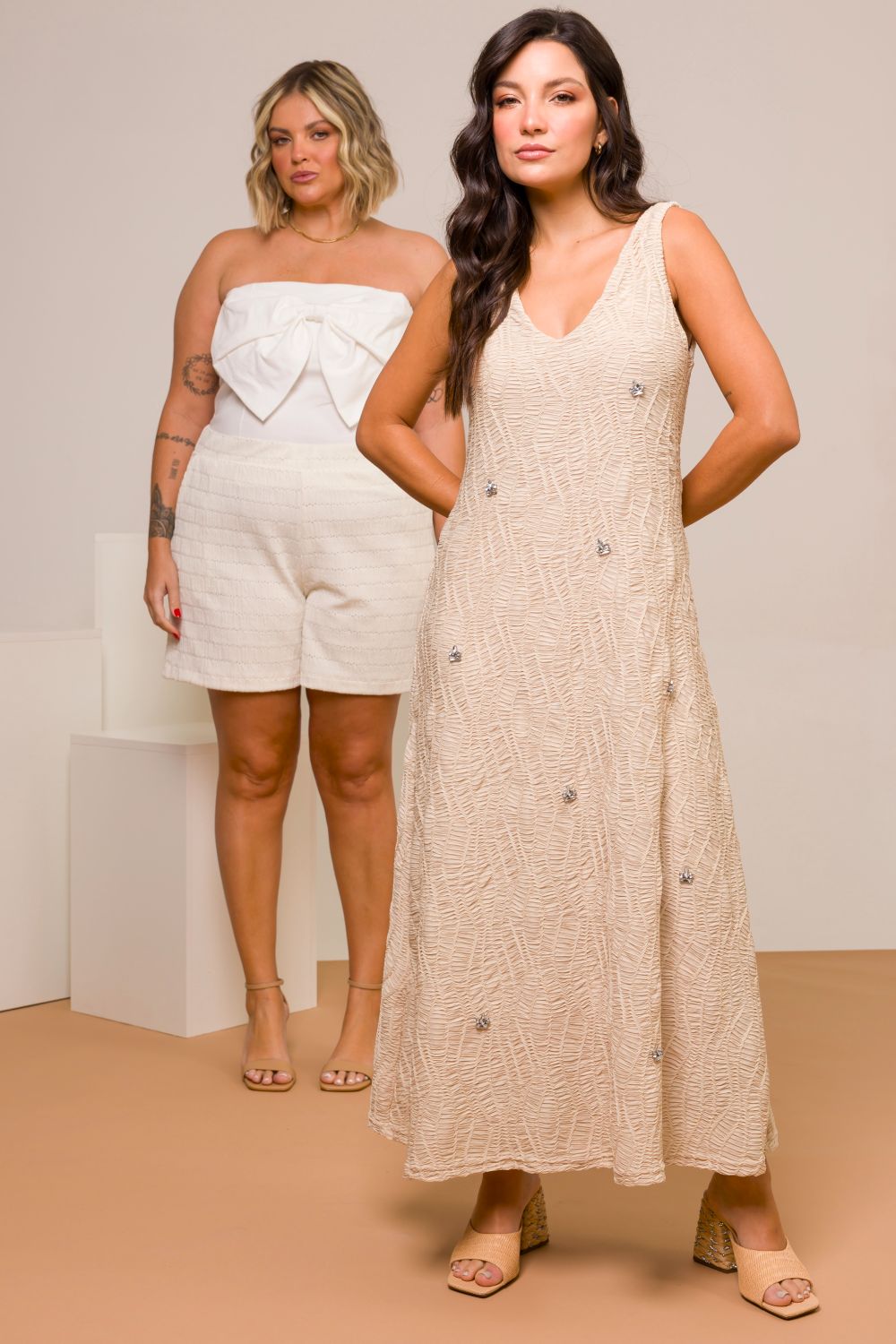 Vestido Midi Plus Size Nadia Malha Rendada e Aplicações em Pedrarias Bege Cess