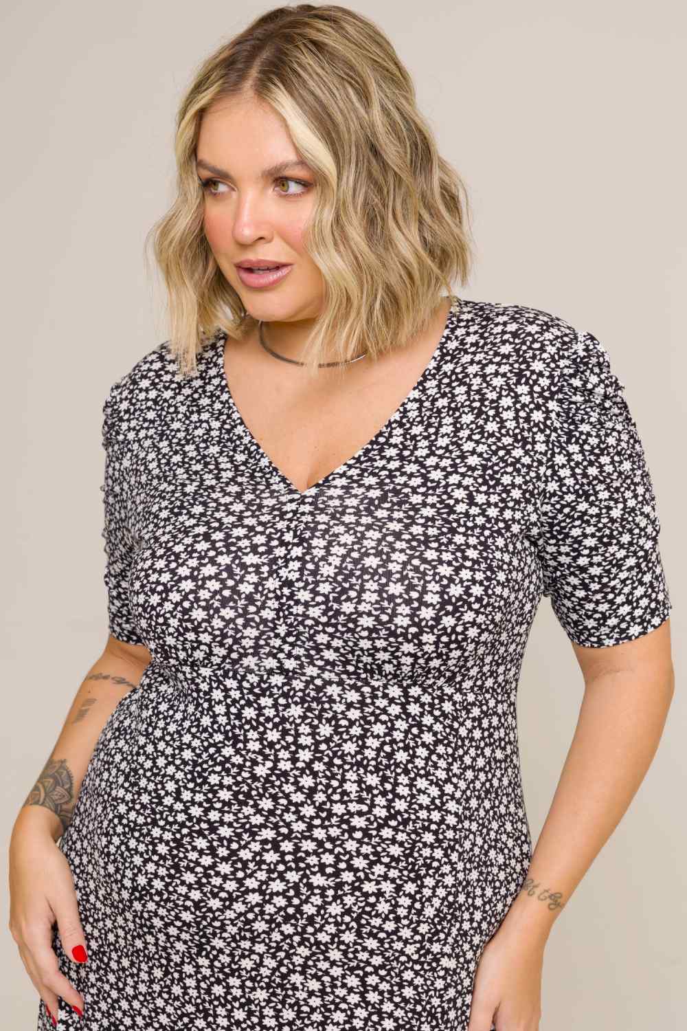 Vestido Midi Plus Size com Fenda e Drapeados Carolina Estampado Cess