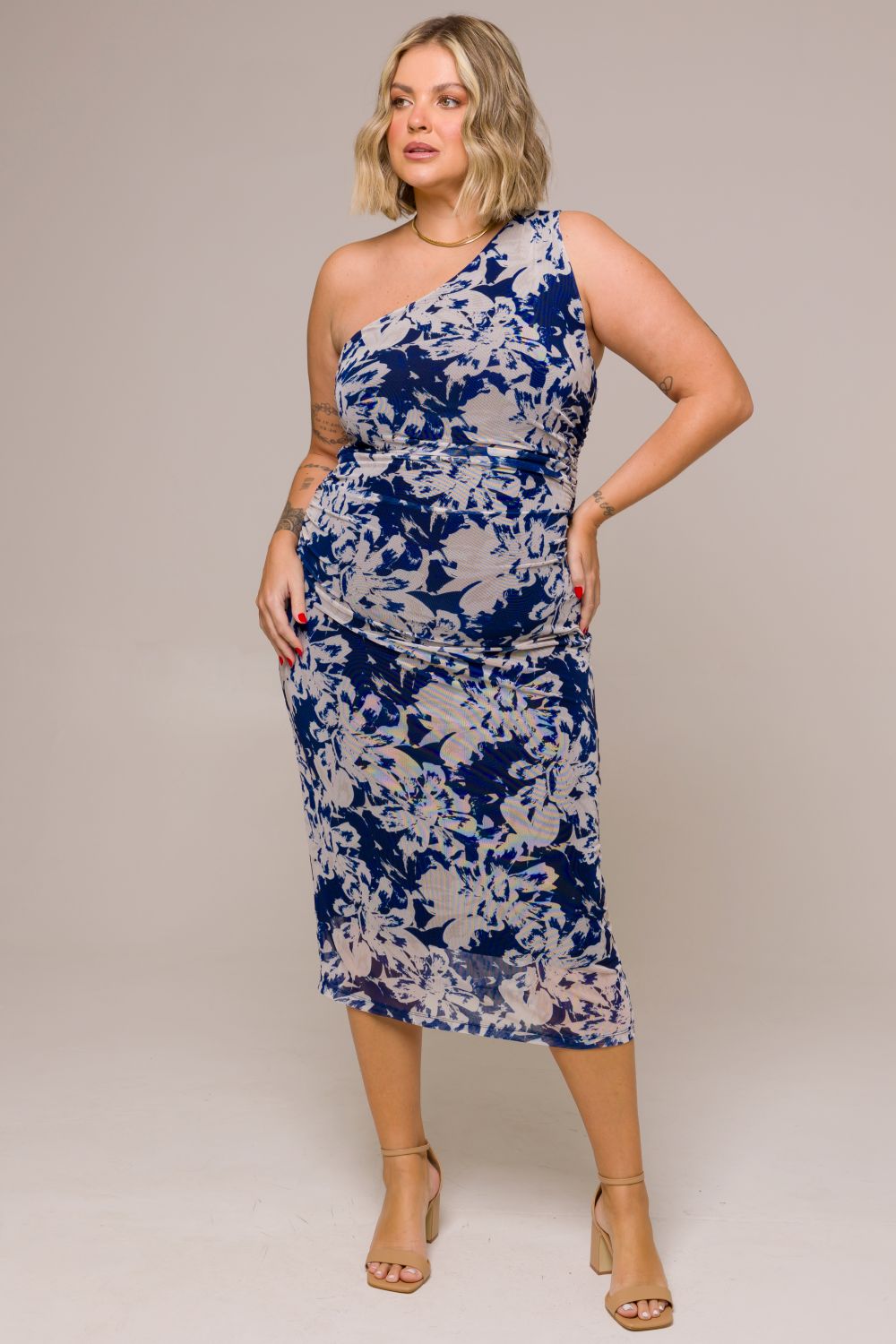 Vestido Midi Plus Size um Ombro com Drapeados Dalila Estampado Cess