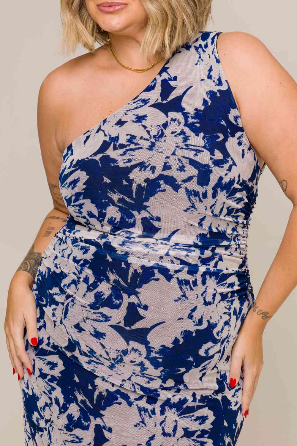 Vestido Midi Plus Size um Ombro com Drapeados Dalila Estampado Cess