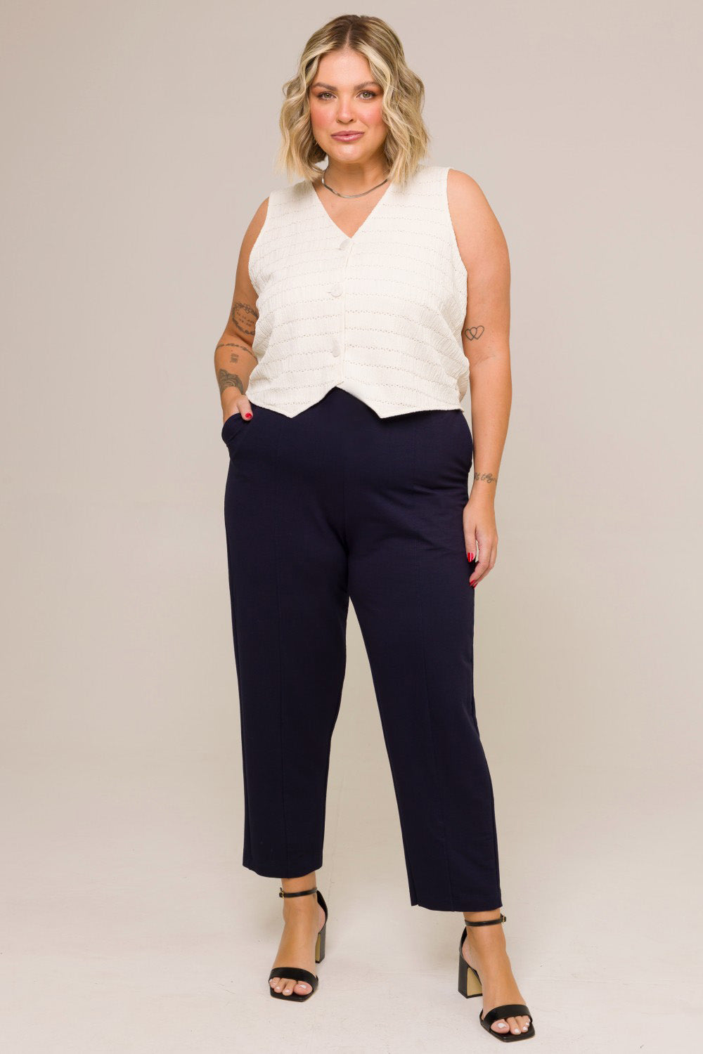 Calça Cenoura Plus Size Isis com Bolso Marinho Cess