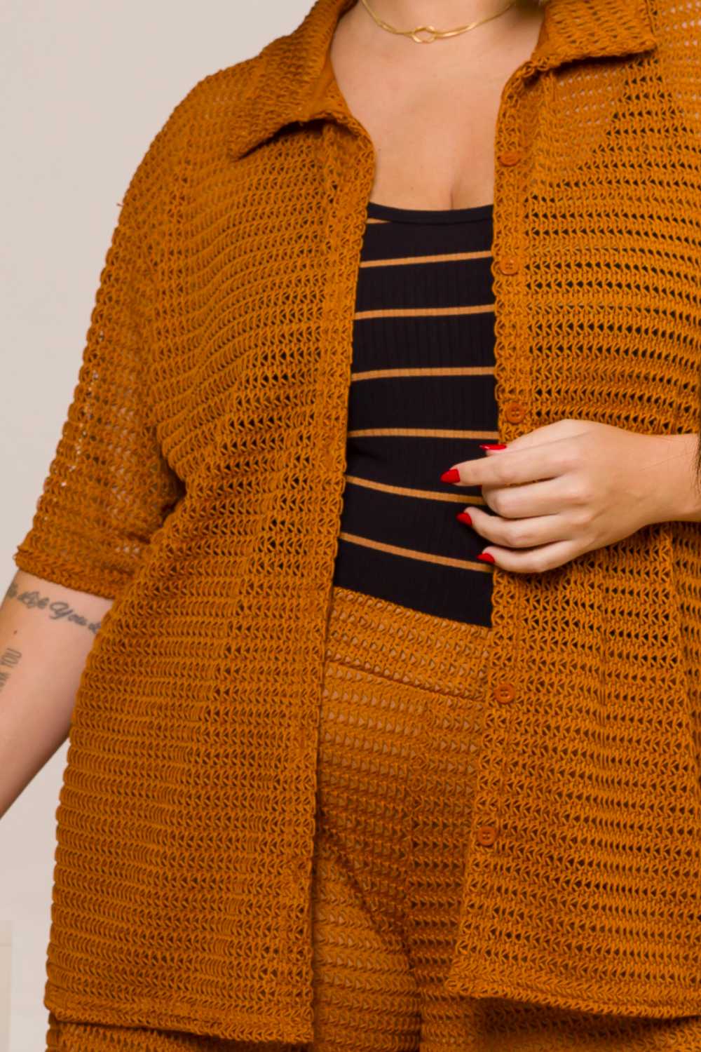 Camisa Plus Size Camélia em Tricot Ocre Cess