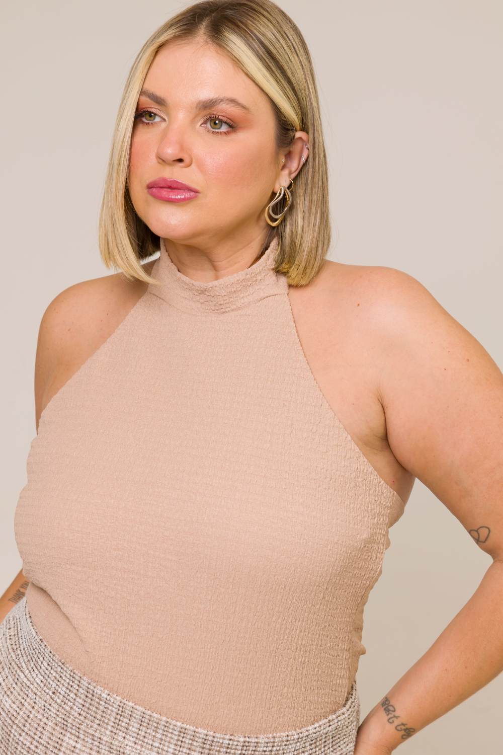 Blusa Plus Size em Crepe Frente Única com Botões Ana Bege Cess