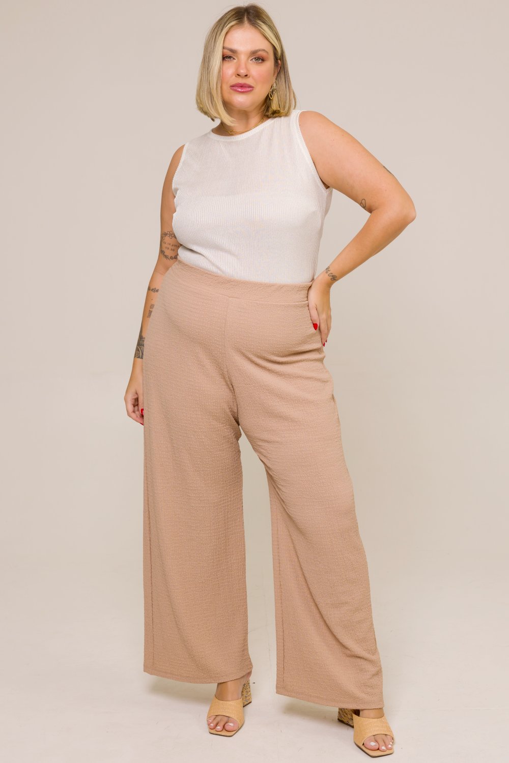 Calça Plus Size Pantalona em Crepe Ana Bege Cess