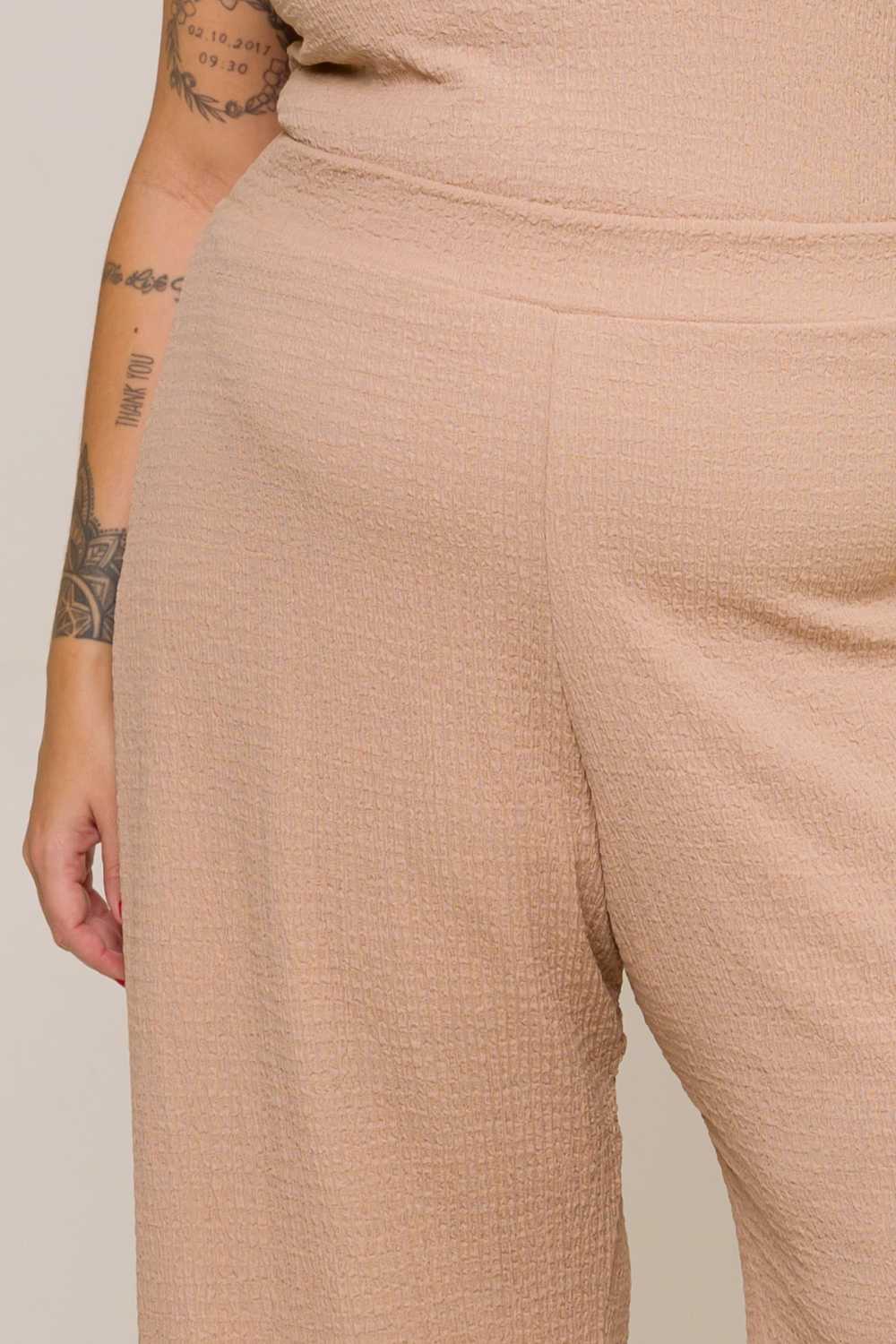 Calça Plus Size Pantalona em Crepe Ana Bege Cess