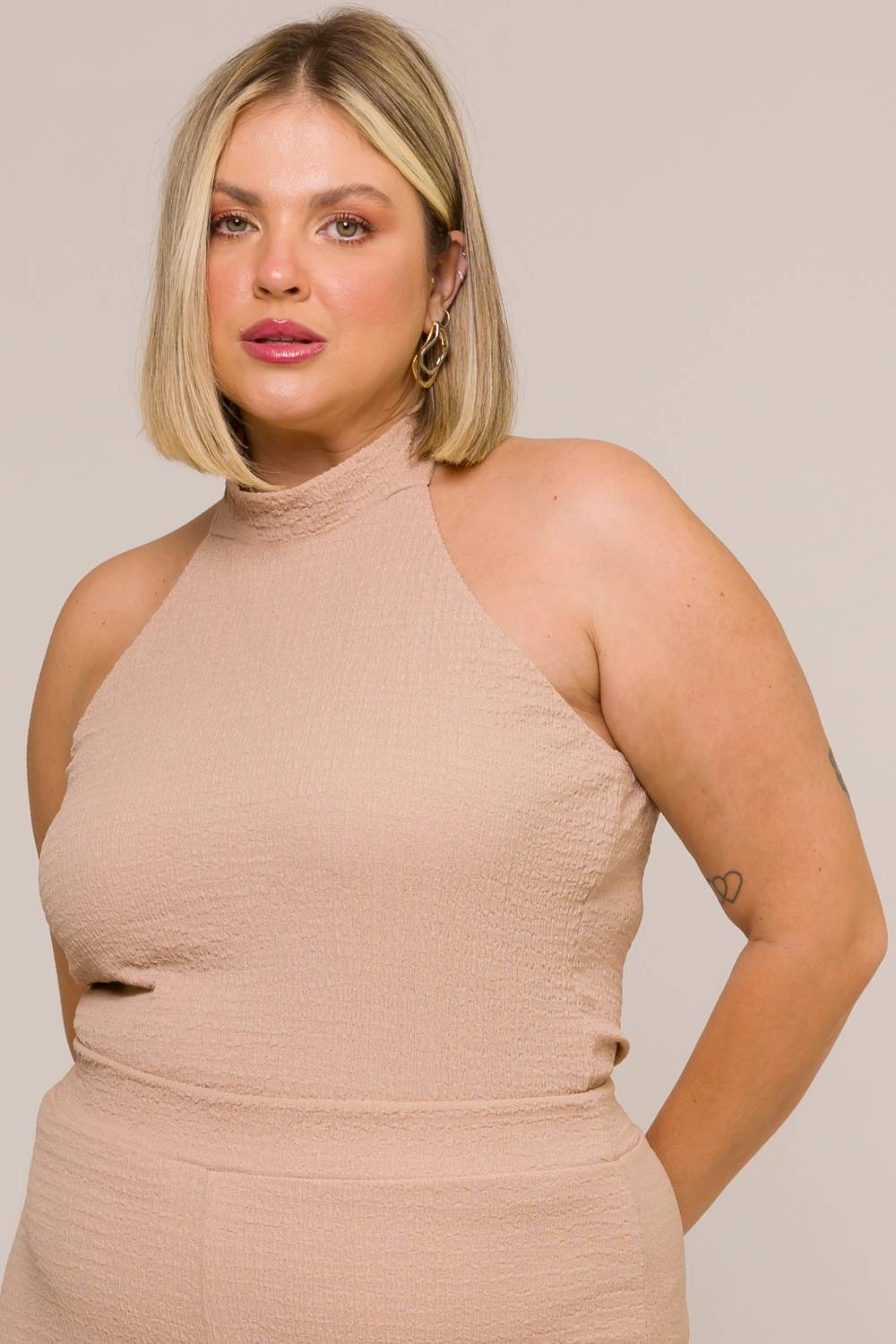 Blusa Plus Size em Crepe Frente Única com Botões Ana Bege Cess