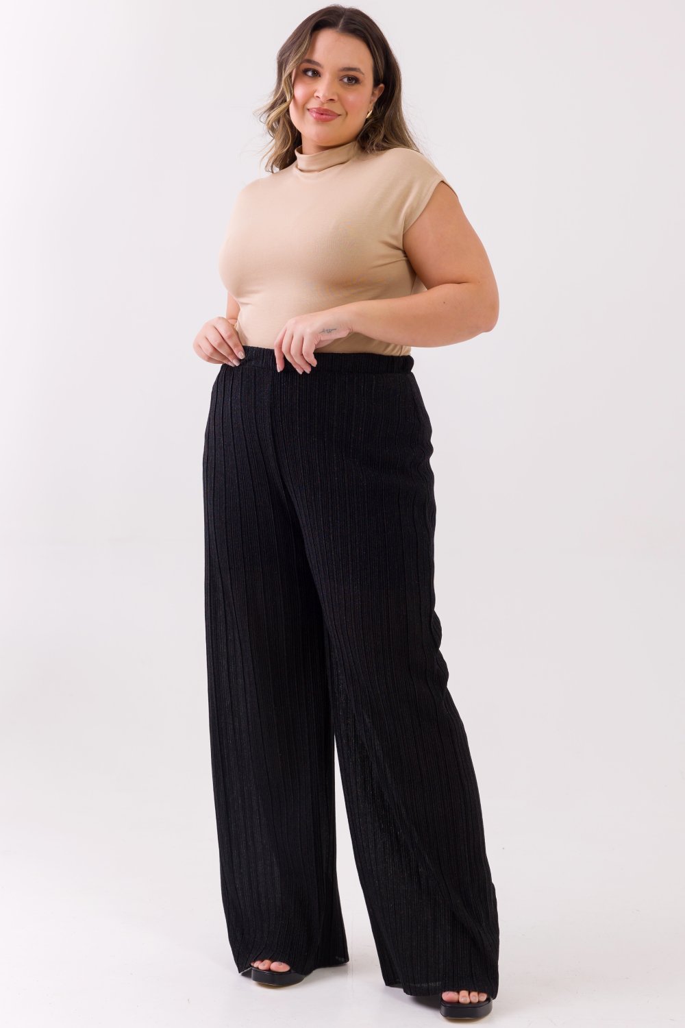 Calça Wide Leg Plus Size Plissada Petúnia Preta Cess